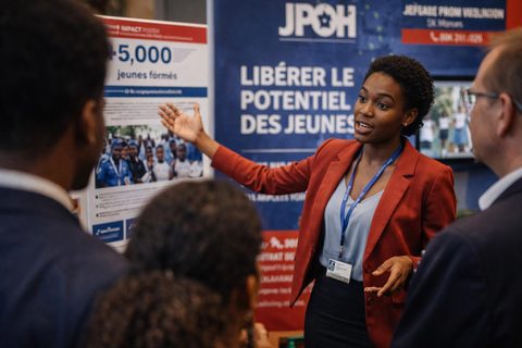Jeune professionnelle présentant le programme JPOH « Libérer le potentiel des jeunes » au Salon SOLID